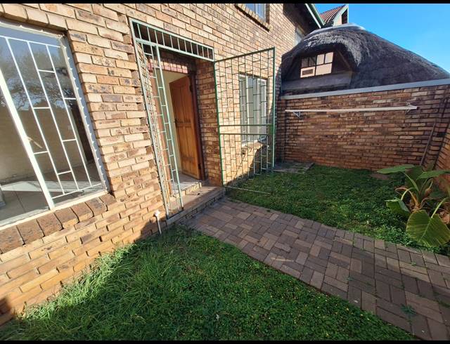 3 BEDROOM TOWNHOUSE FOR SALE IN VANDERBIJLPARK SE 3